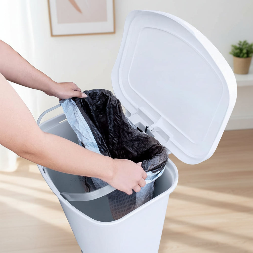 Hvid 13-gallon skraldespand med fodpedal og lugtbeskyttelse