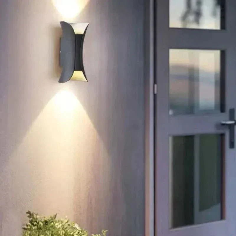 NovaCurve Gebogene LED-Außenwandleuchte mit IP65 wetterfester Schutzklasse