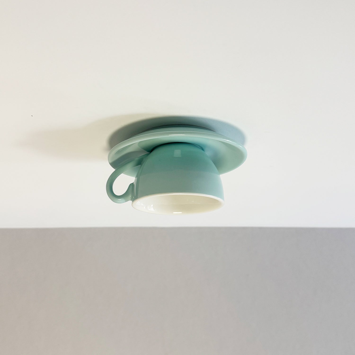 Kaffekopp i keramisk taklampe med LED i blått og rosa for soverom og stue