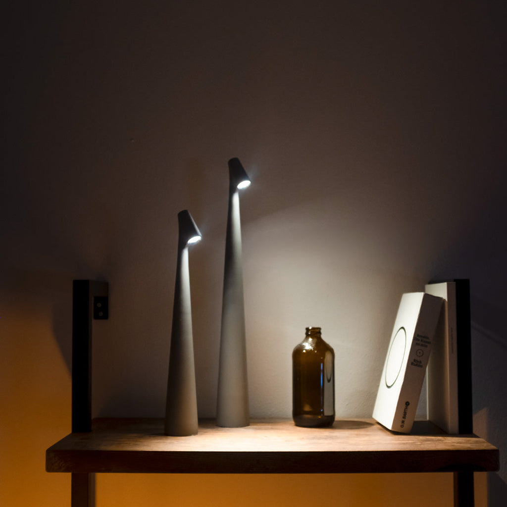 Lampada da tavolo LED cordless NovaLume per un'atmosfera calda in casa