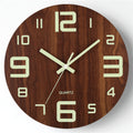 Wanduhr aus Walnussholz mit leuchtendem Glow und geräuschlosem Quarzwerk