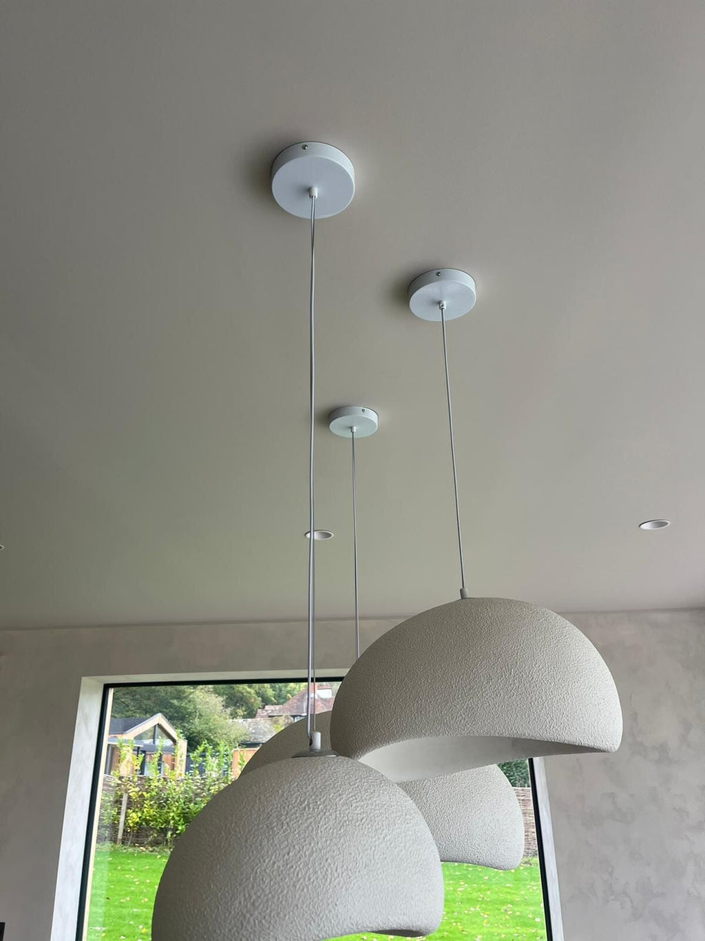 Lustr Emerald Boho vytváří útulné místnosti s elegantní atmosférou