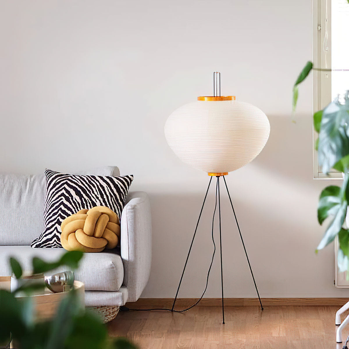 Stojací lampa AstraLume s rýžovým papírovým stínidlem a minimalistickým teplem