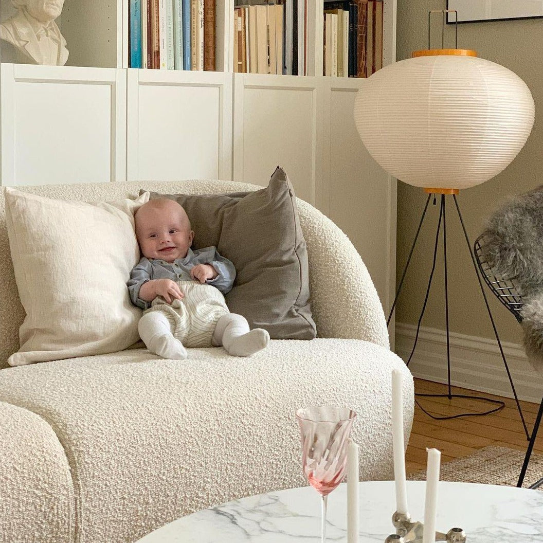 Stojací lampa AstraLume s rýžovým papírovým stínidlem a minimalistickým teplem