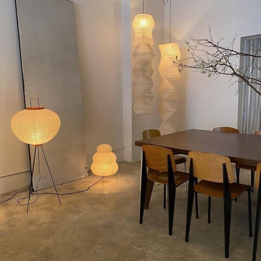 Stojací lampa AstraLume s rýžovým papírovým stínidlem a minimalistickým teplem