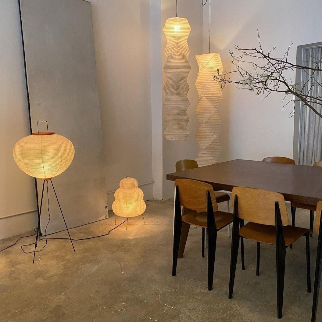 Stojací lampa AstraLume s rýžovým papírovým stínidlem a minimalistickým teplem