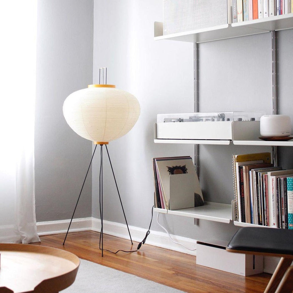 Stojací lampa AstraLume s rýžovým papírovým stínidlem a minimalistickým teplem