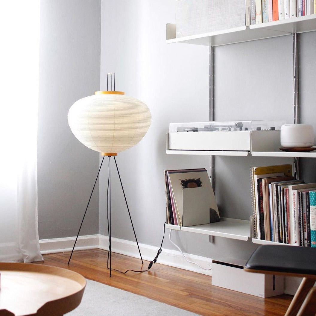 Stojací lampa AstraLume s rýžovým papírovým stínidlem a minimalistickým teplem