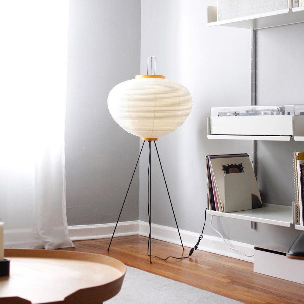 Stojací lampa AstraLume s rýžovým papírovým stínidlem a minimalistickým teplem