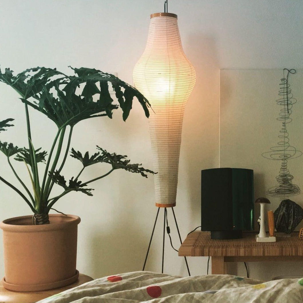 Stojací lampa AstraLume s rýžovým papírovým stínidlem a minimalistickým teplem