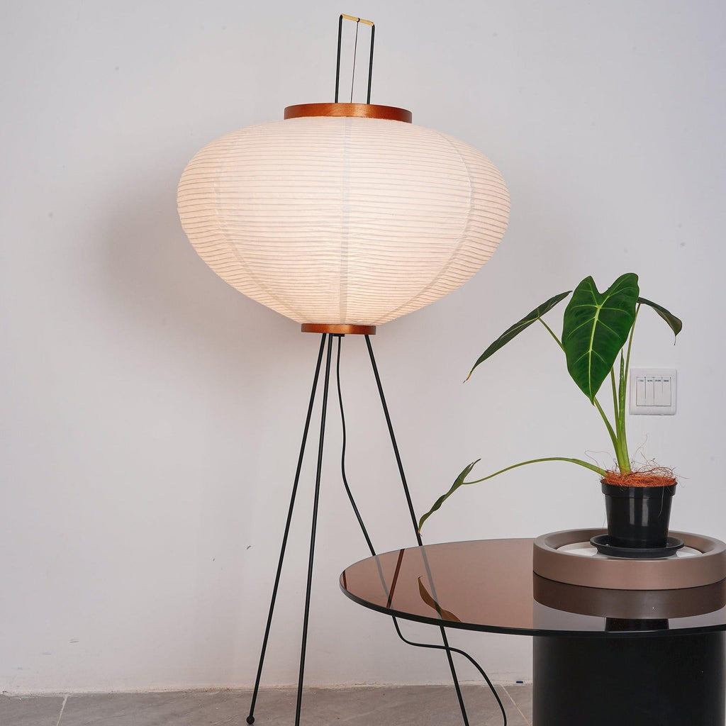 Stojací lampa AstraLume s rýžovým papírovým stínidlem a minimalistickým teplem