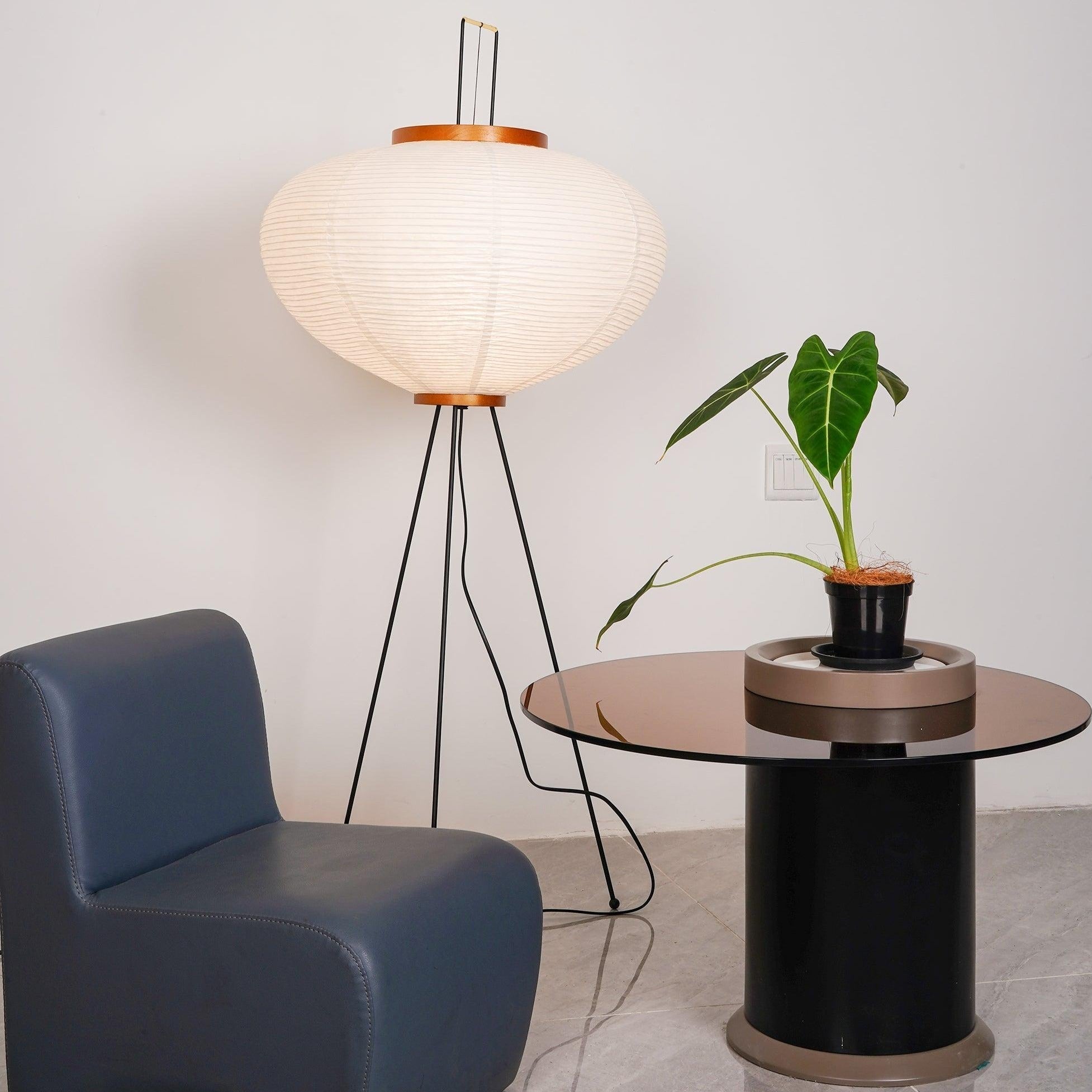 Stojací lampa AstraLume s rýžovým papírovým stínidlem a minimalistickým teplem