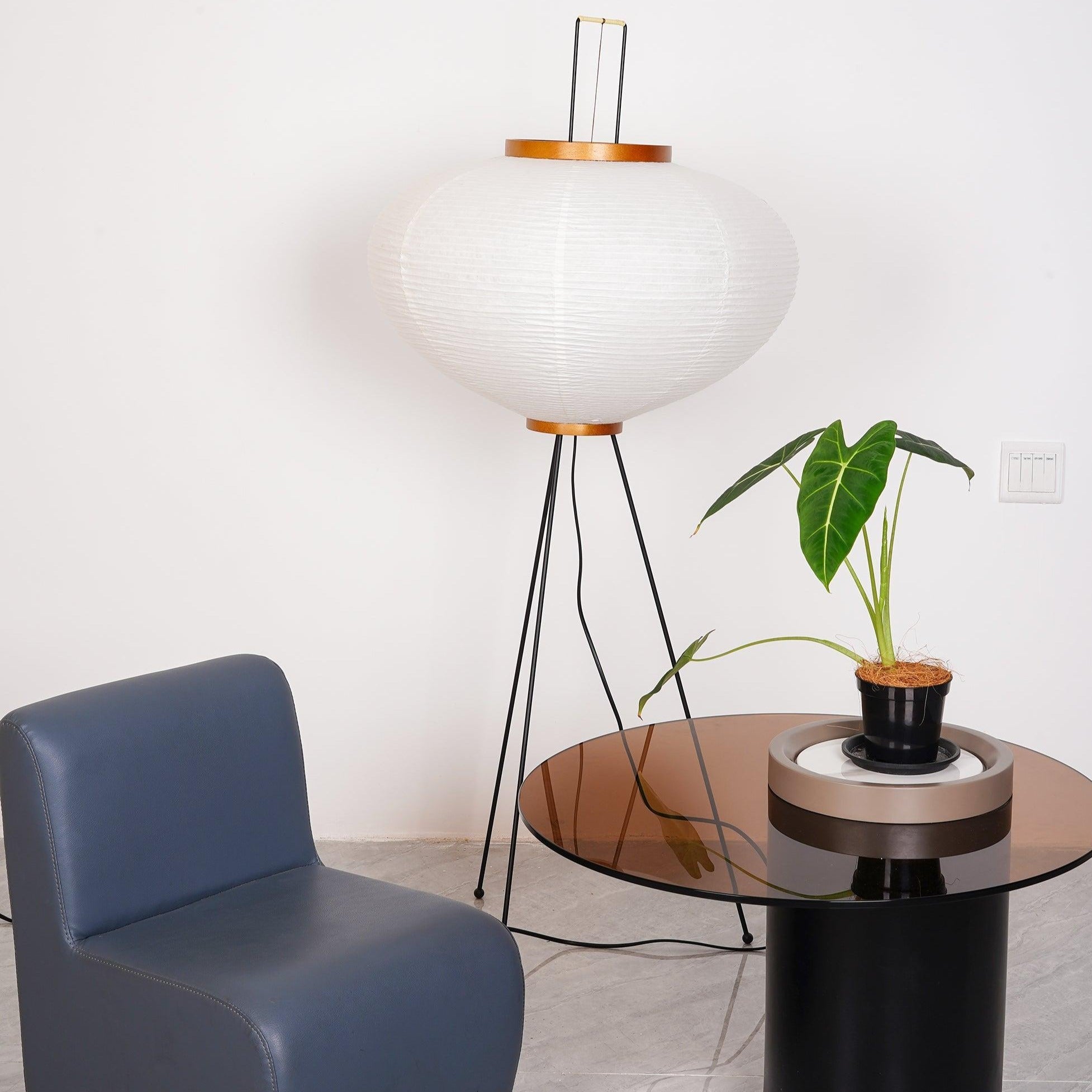 Stojací lampa AstraLume s rýžovým papírovým stínidlem a minimalistickým teplem