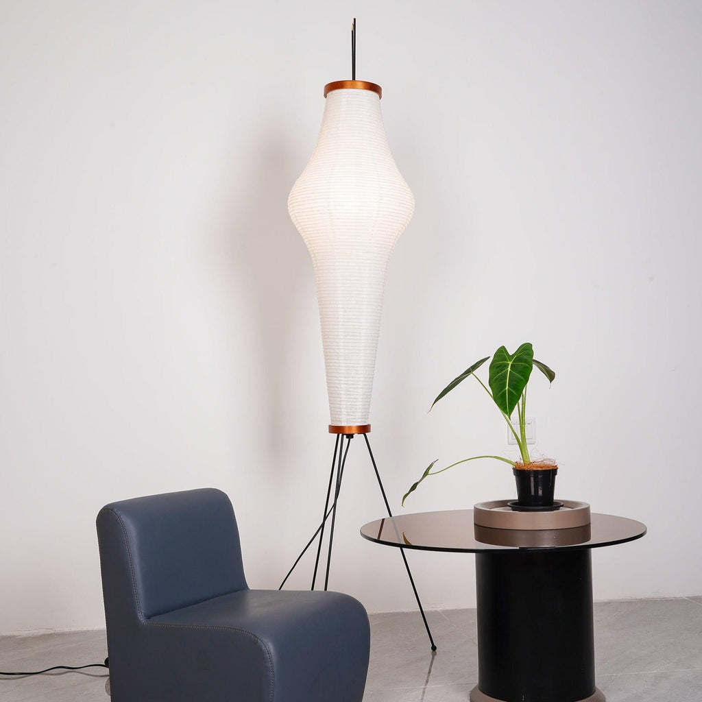 Stojací lampa AstraLume s rýžovým papírovým stínidlem a minimalistickým teplem