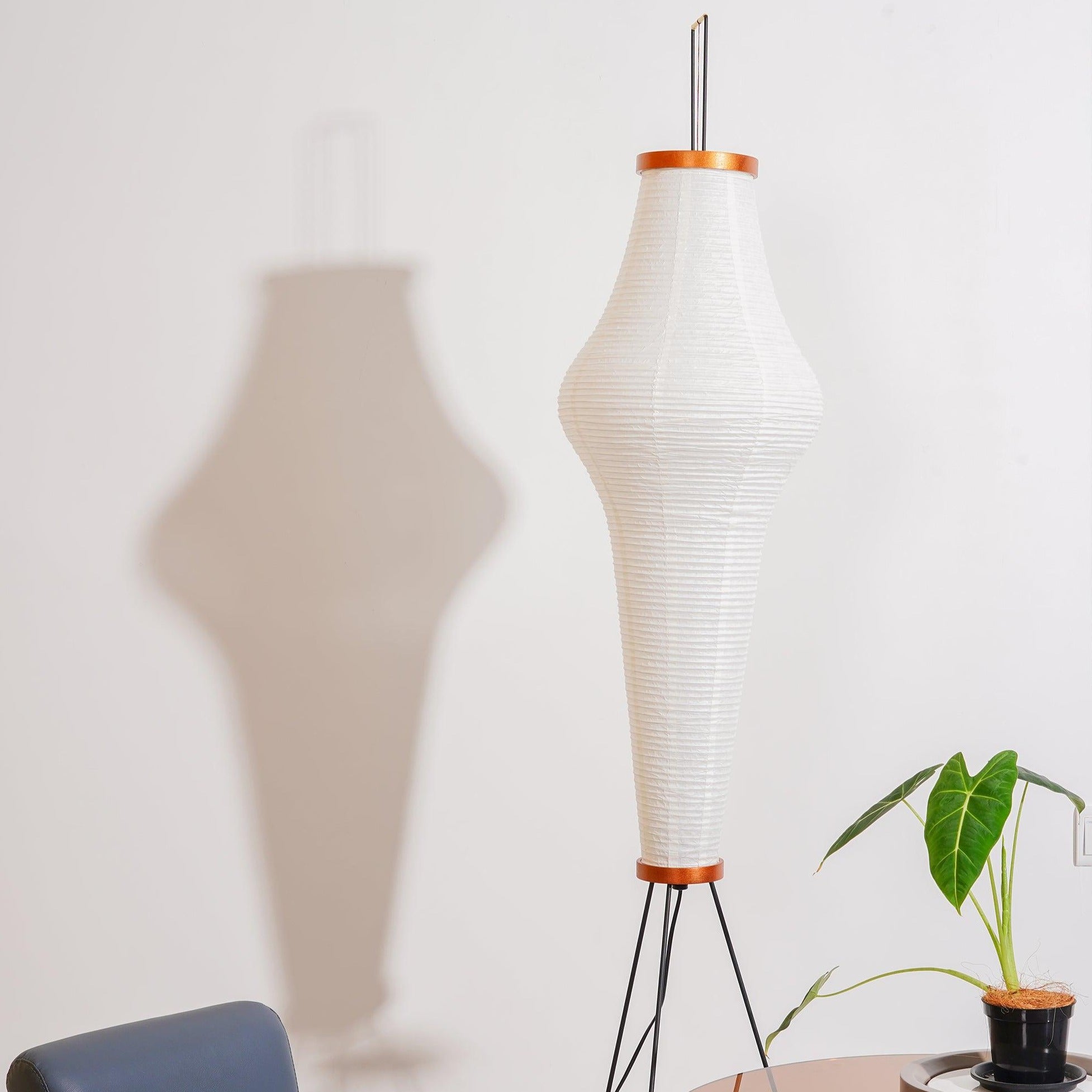 Stojací lampa AstraLume s rýžovým papírovým stínidlem a minimalistickým teplem