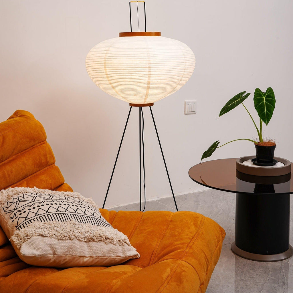 Stojací lampa AstraLume s rýžovým papírovým stínidlem a minimalistickým teplem