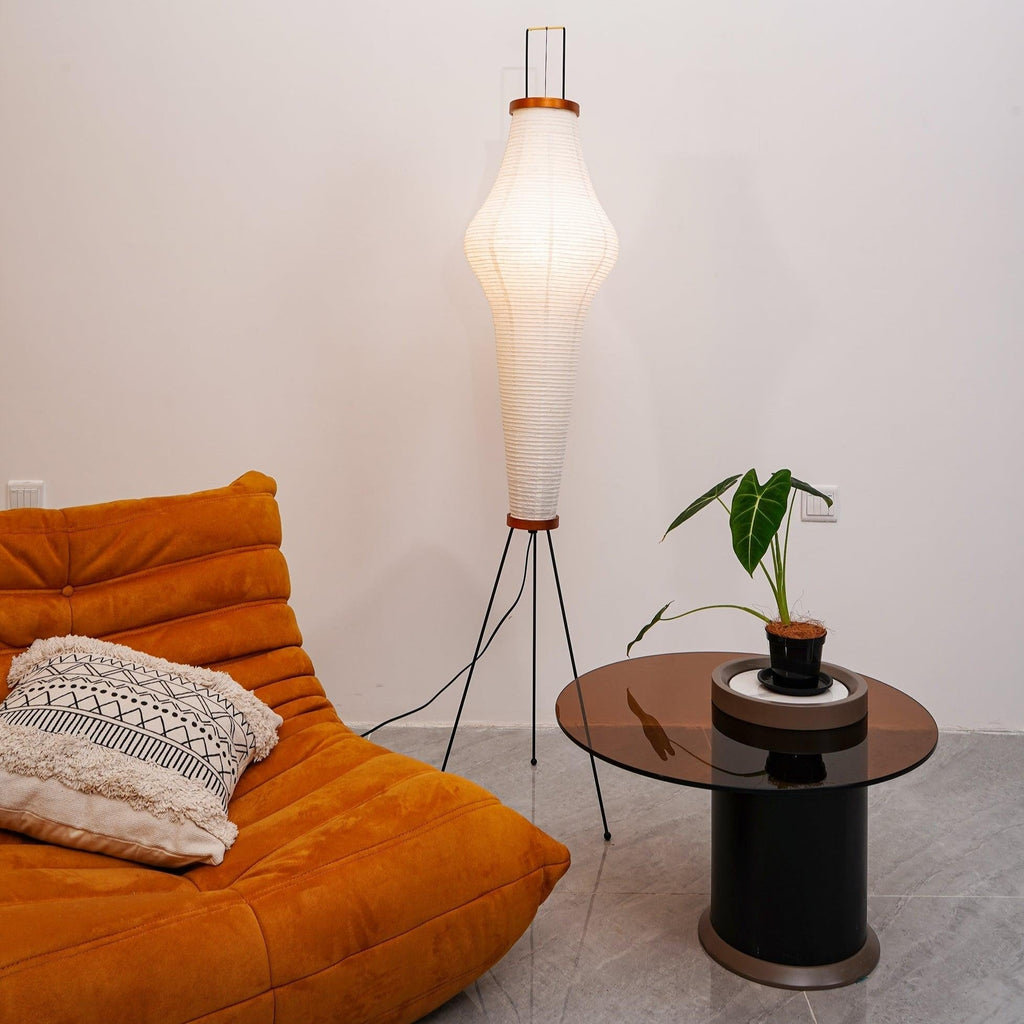 Stojací lampa AstraLume s rýžovým papírovým stínidlem a minimalistickým teplem