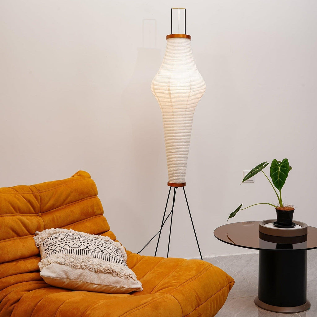Stojací lampa AstraLume s rýžovým papírovým stínidlem a minimalistickým teplem