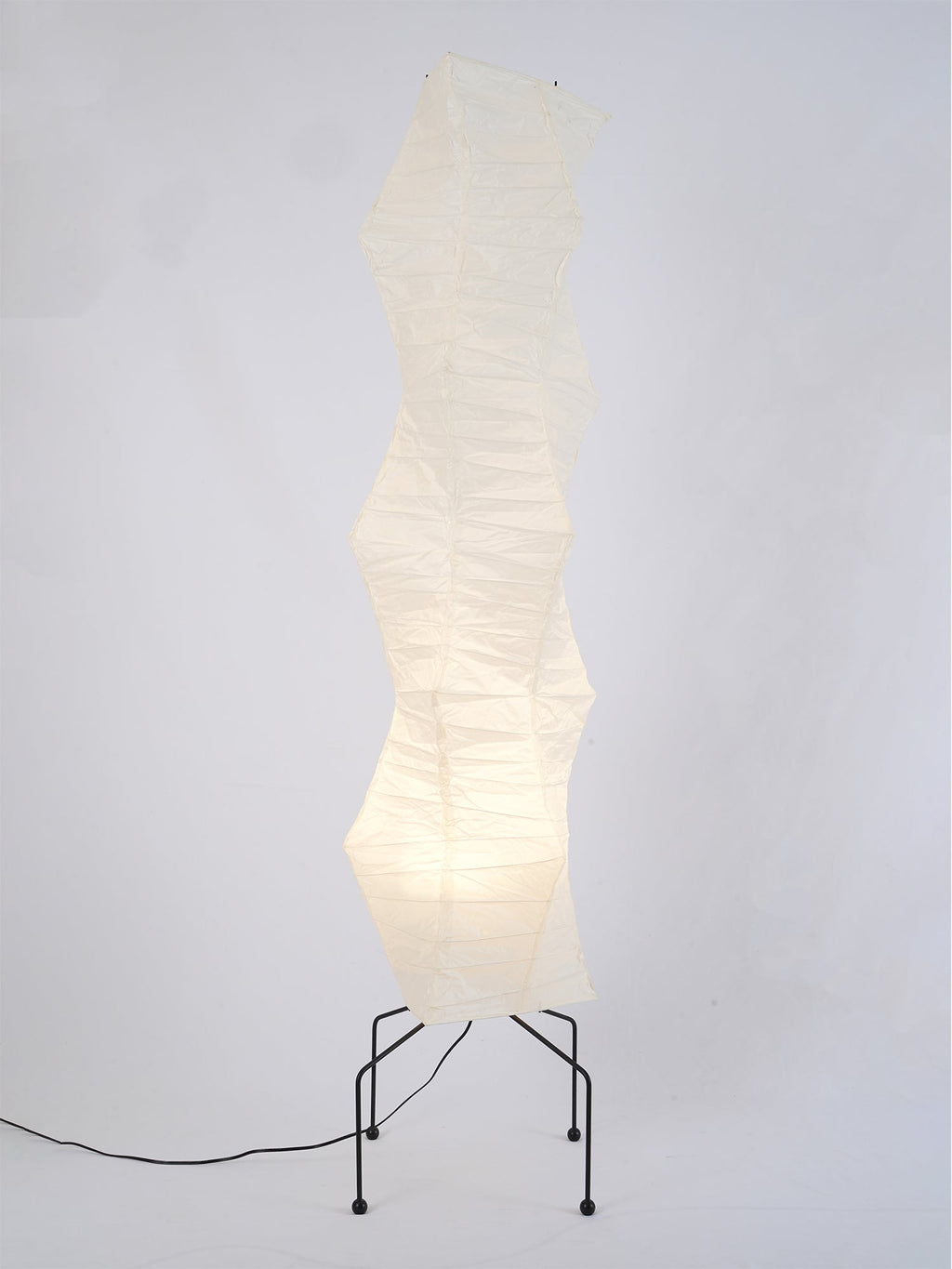 Stojací lampa AstraLume s rýžovým papírovým stínidlem a minimalistickým teplem