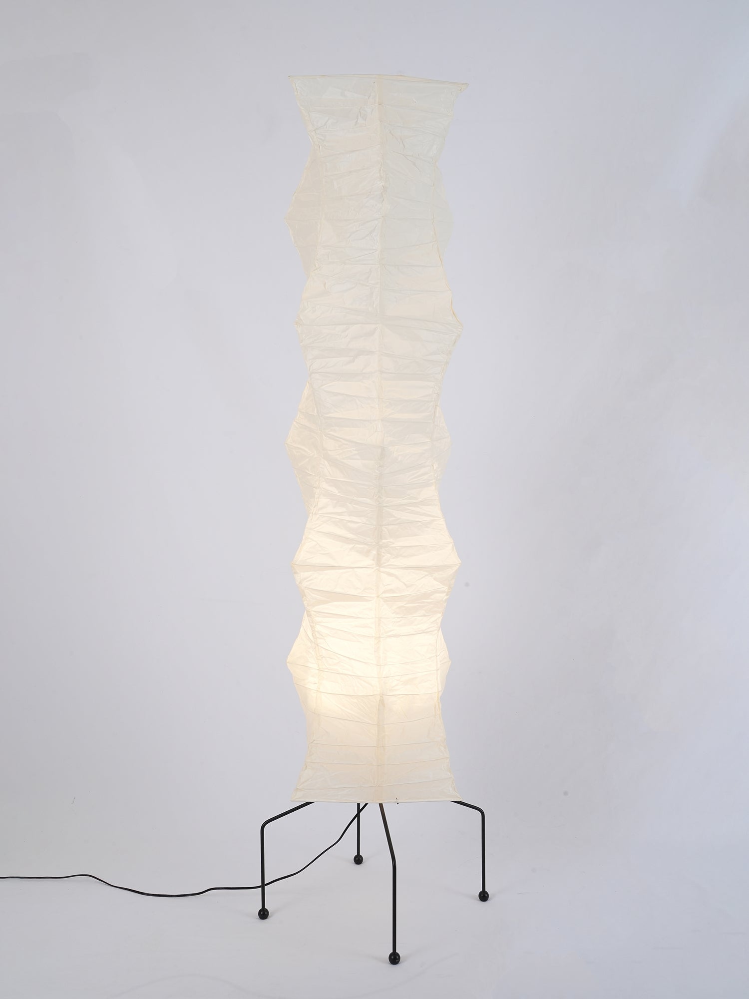 Stojací lampa AstraLume s rýžovým papírovým stínidlem a minimalistickým teplem