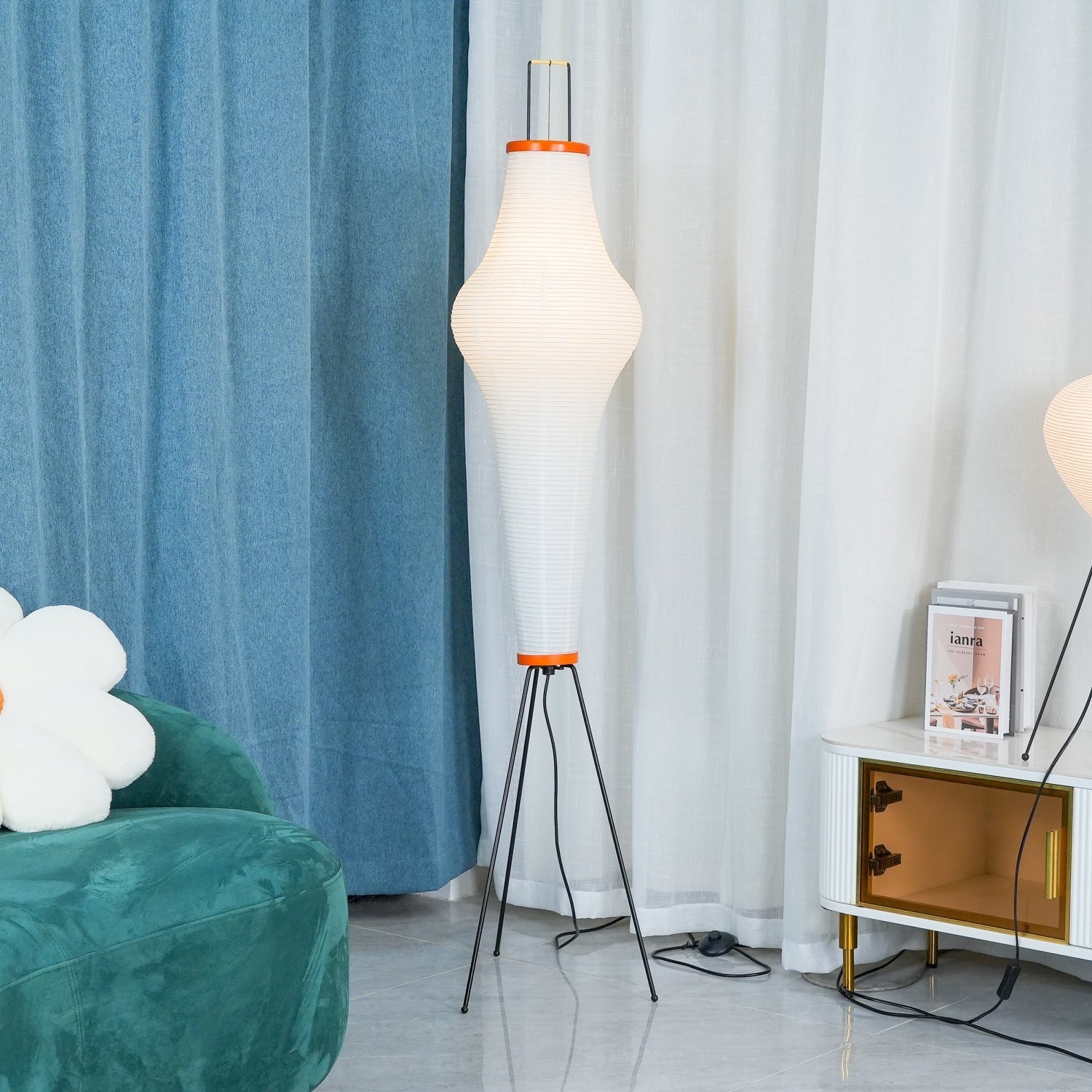 Stojací lampa AstraLume s rýžovým papírovým stínidlem a minimalistickým teplem