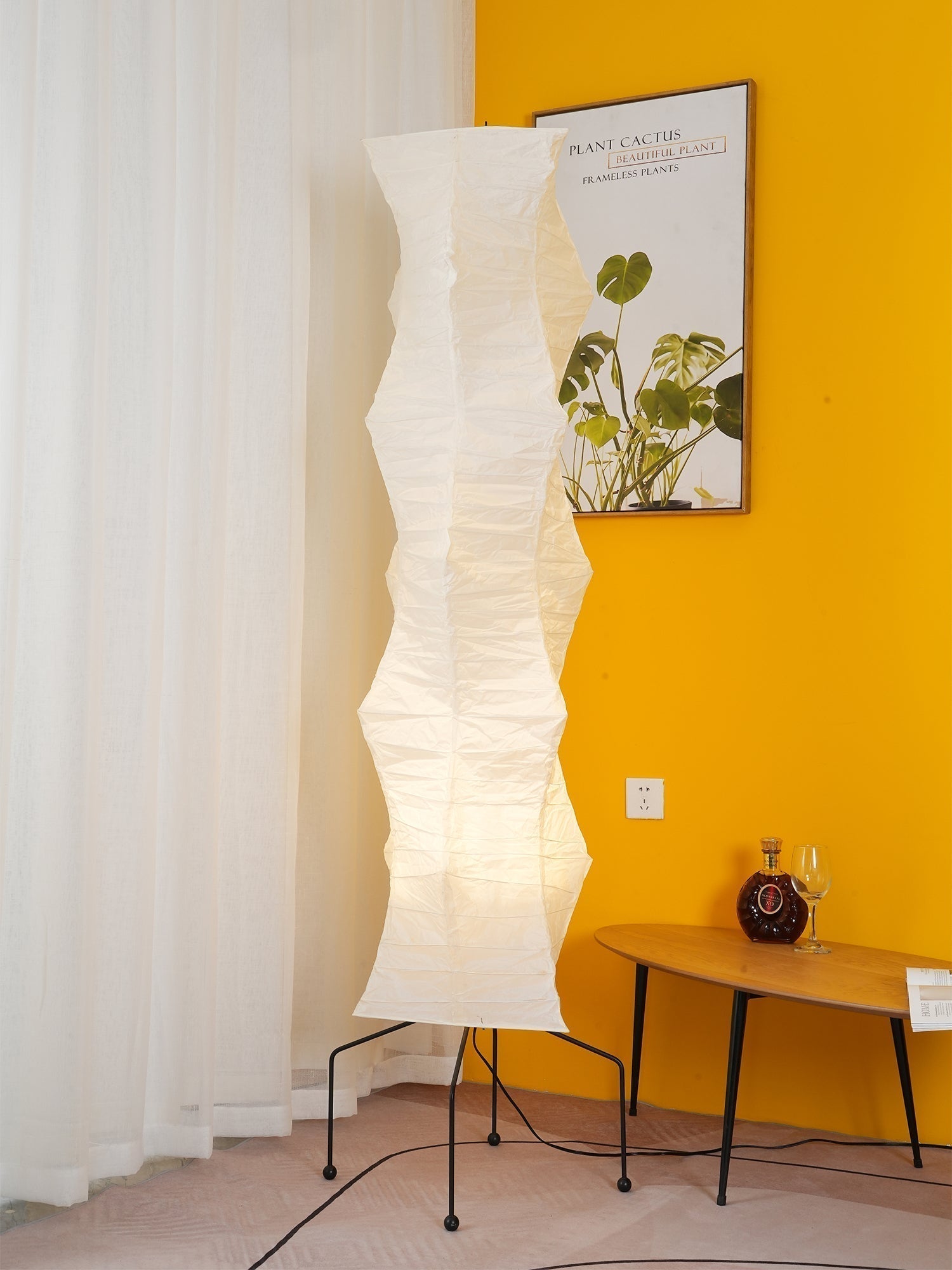 Stojací lampa AstraLume s rýžovým papírovým stínidlem a minimalistickým teplem
