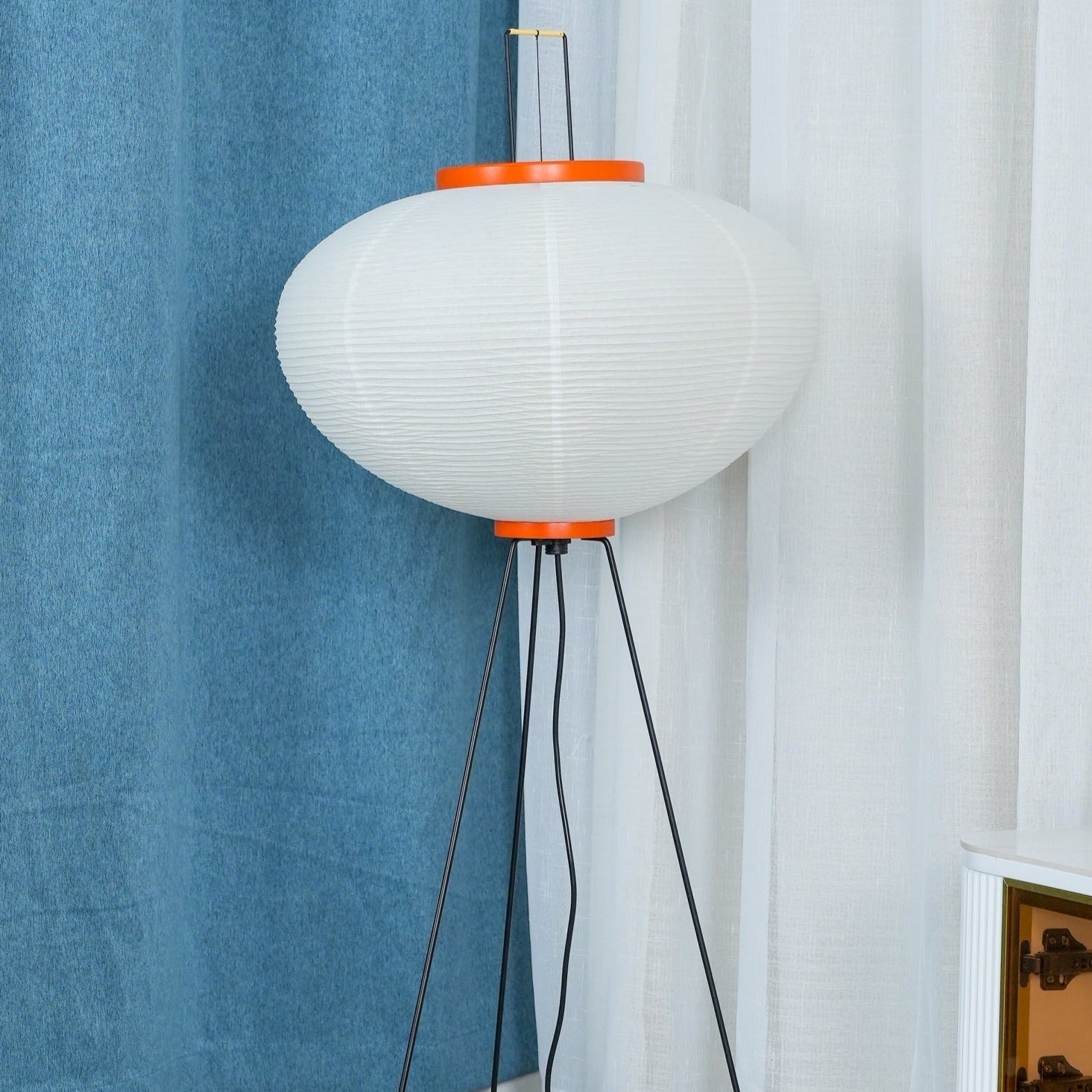 Stojací lampa AstraLume s rýžovým papírovým stínidlem a minimalistickým teplem