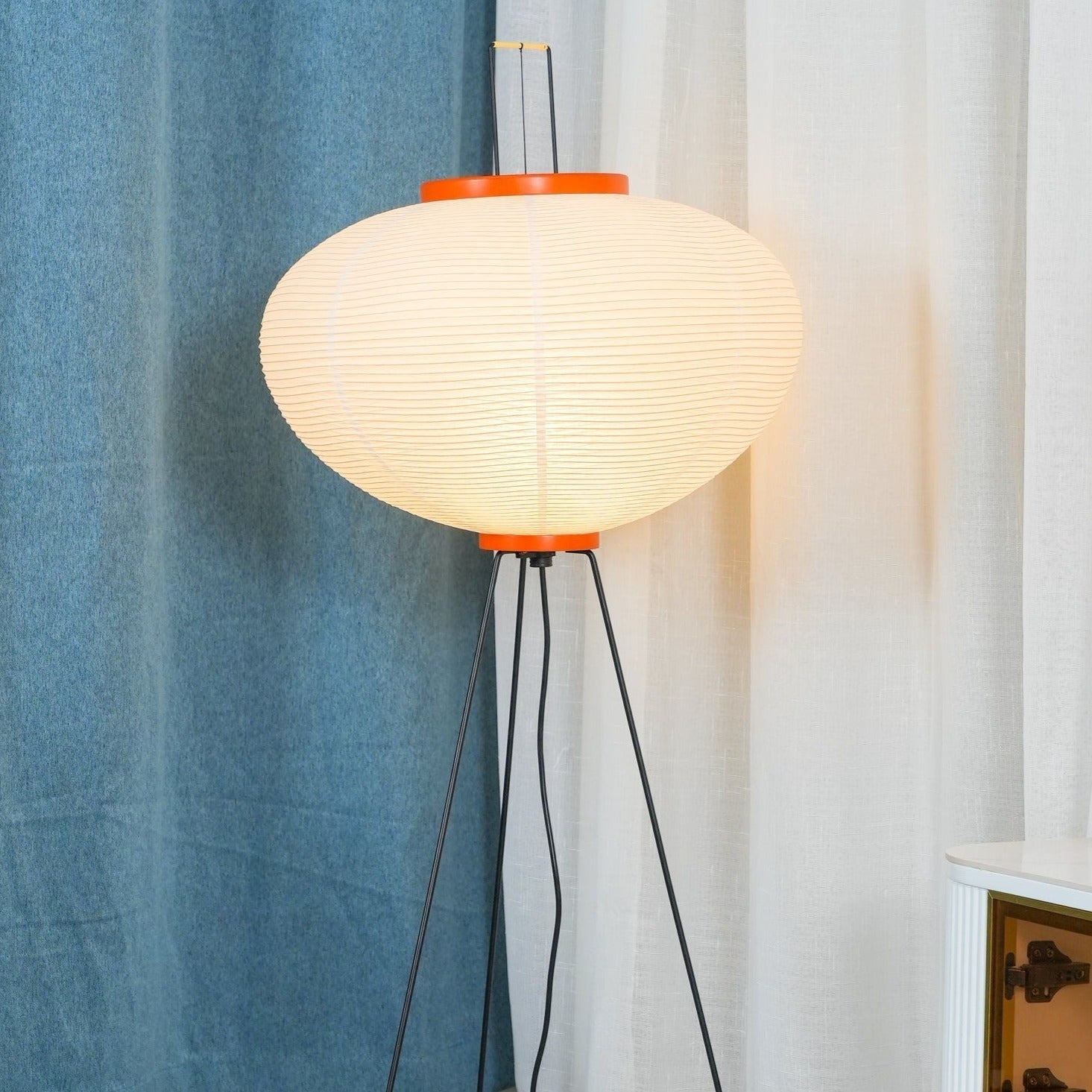 Stojací lampa AstraLume s rýžovým papírovým stínidlem a minimalistickým teplem