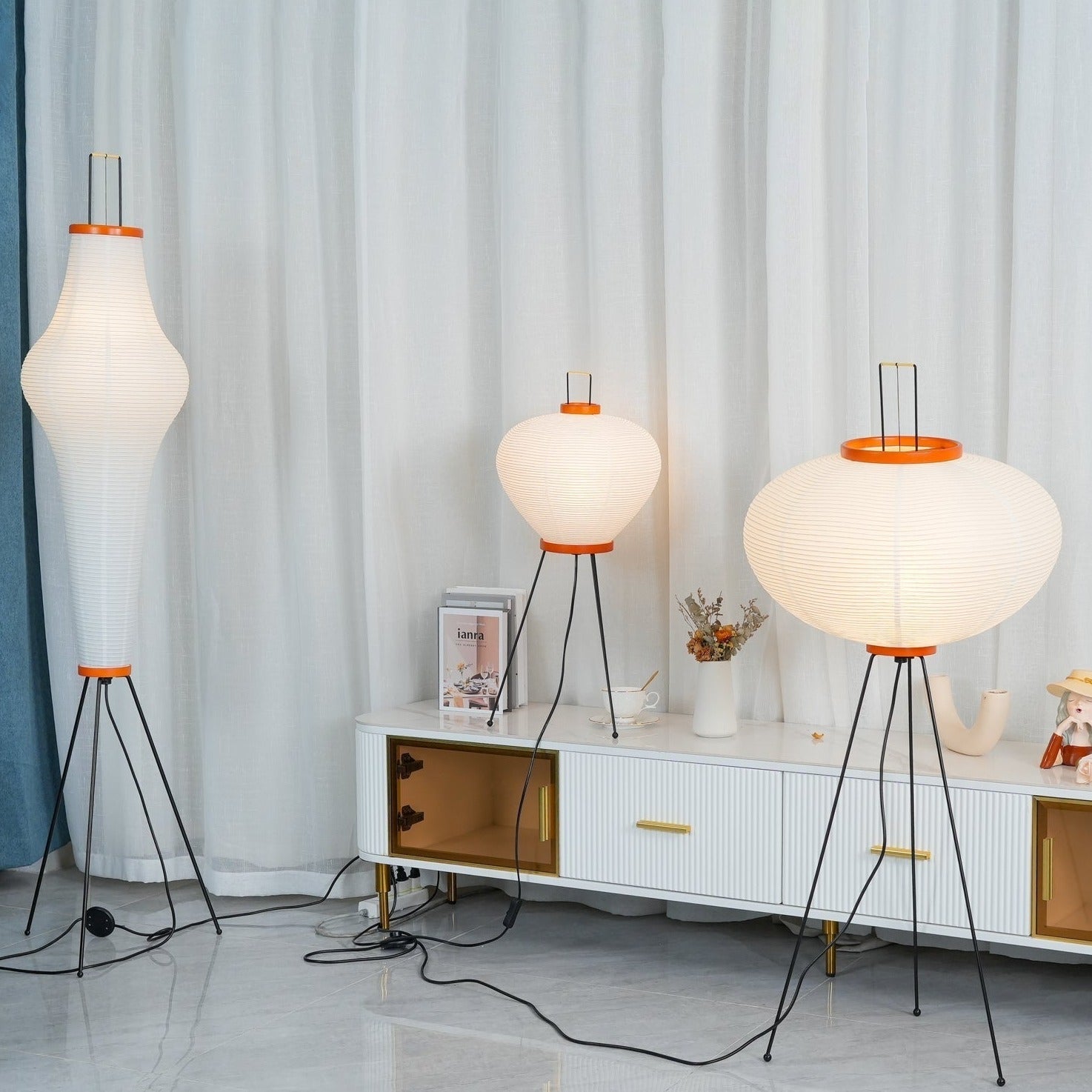 Stojací lampa AstraLume s rýžovým papírovým stínidlem a minimalistickým teplem