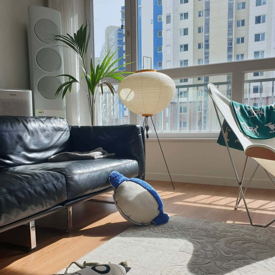 Stojací lampa AstraLume s rýžovým papírovým stínidlem a minimalistickým teplem