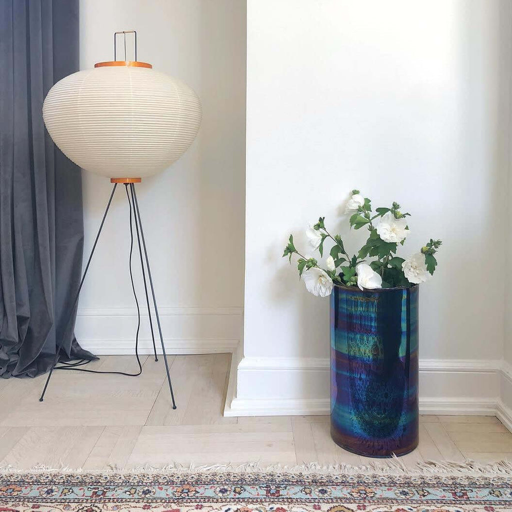Stojací lampa AstraLume s rýžovým papírovým stínidlem a minimalistickým teplem