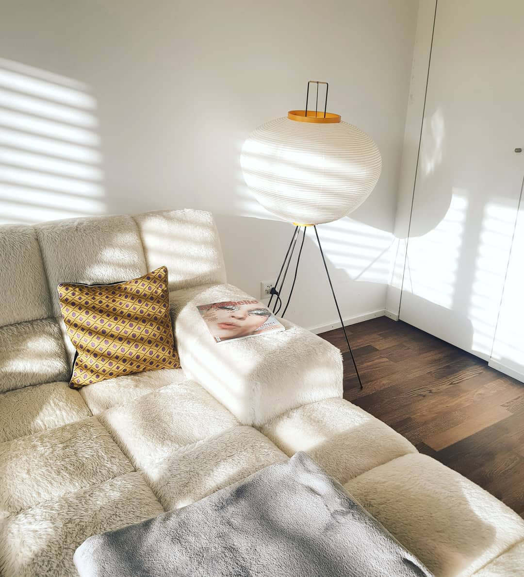 Stojací lampa AstraLume s rýžovým papírovým stínidlem a minimalistickým teplem
