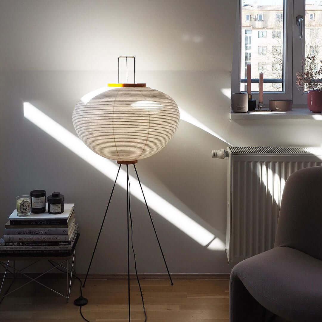 Stojací lampa AstraLume s rýžovým papírovým stínidlem a minimalistickým teplem