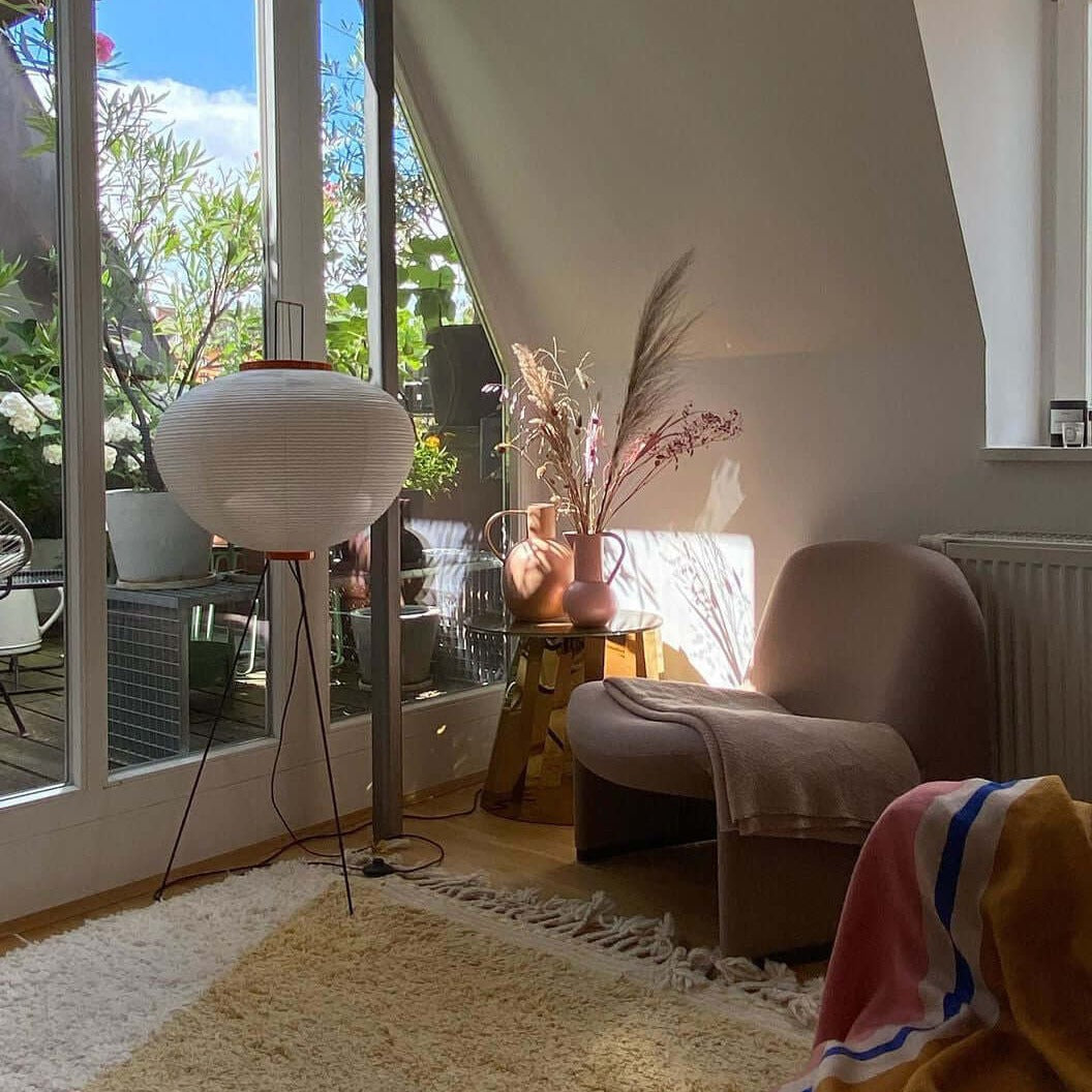 Stojací lampa AstraLume s rýžovým papírovým stínidlem a minimalistickým teplem