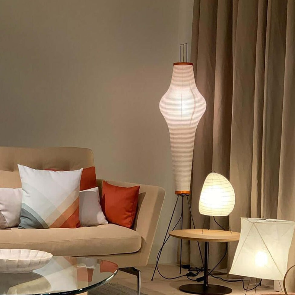 Stojací lampa AstraLume s rýžovým papírovým stínidlem a minimalistickým teplem