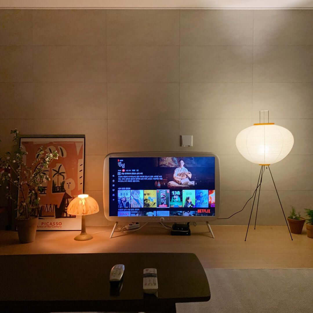 Stojací lampa AstraLume s rýžovým papírovým stínidlem a minimalistickým teplem