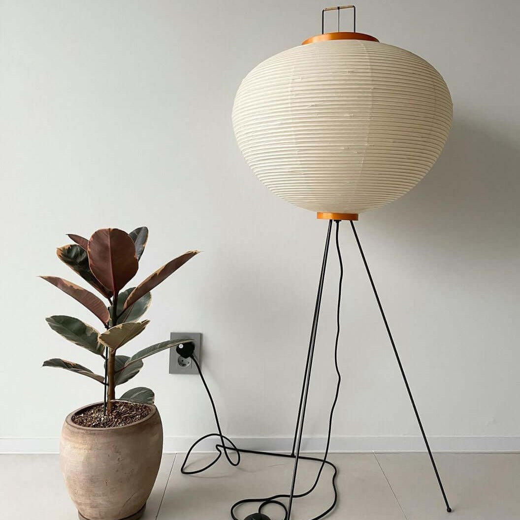 Stojací lampa AstraLume s rýžovým papírovým stínidlem a minimalistickým teplem