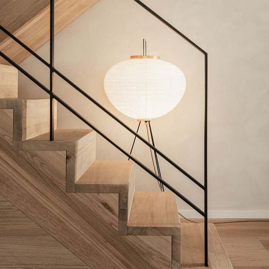 Stojací lampa AstraLume s rýžovým papírovým stínidlem a minimalistickým teplem
