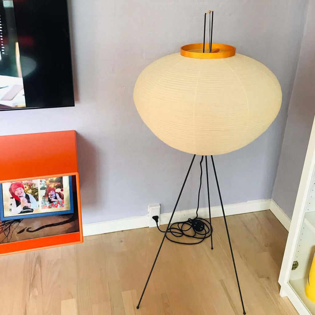 Stojací lampa AstraLume s rýžovým papírovým stínidlem a minimalistickým teplem