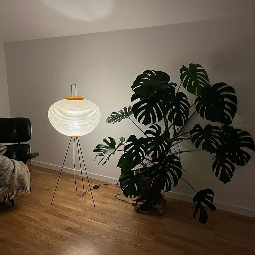 Stojací lampa AstraLume s rýžovým papírovým stínidlem a minimalistickým teplem