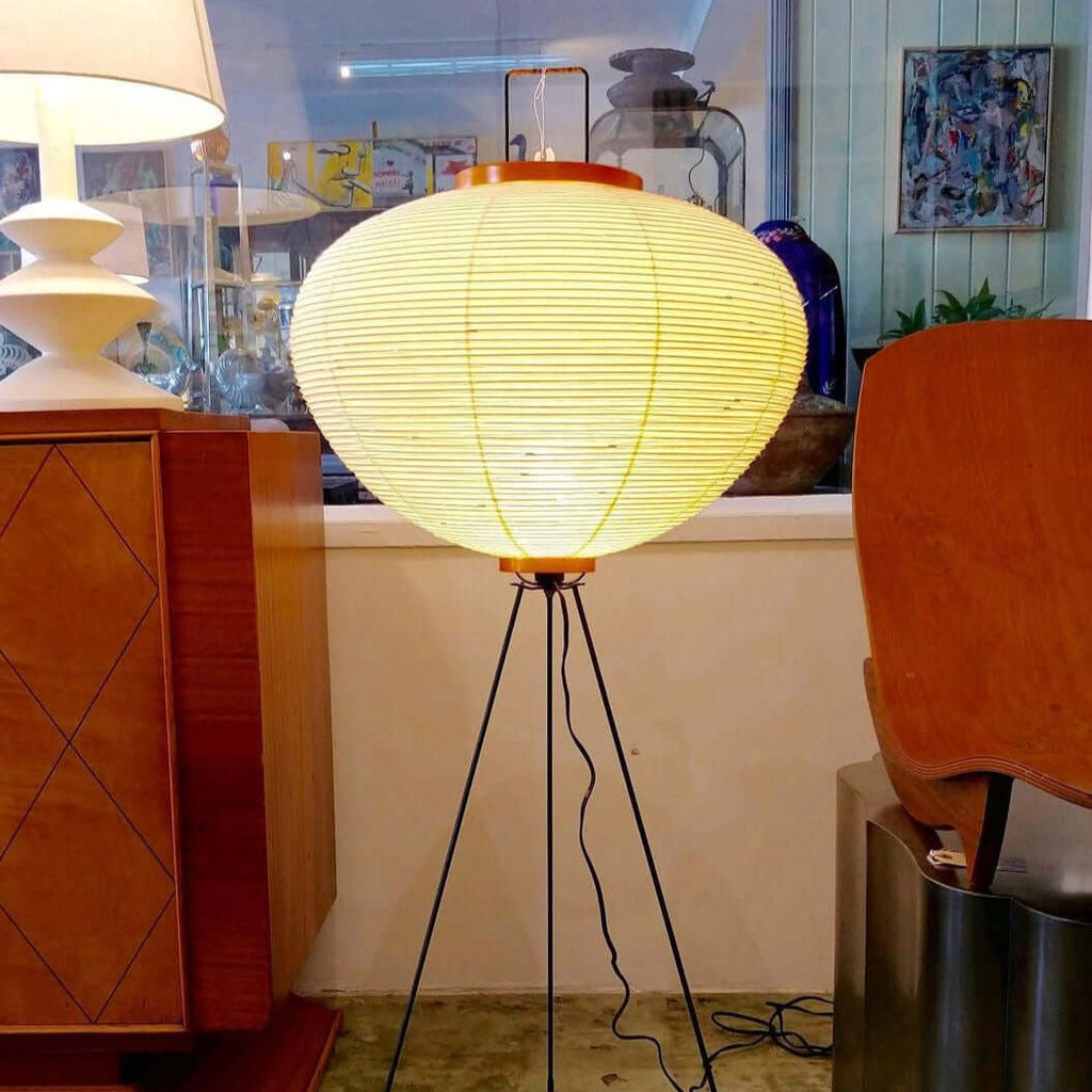 Stojací lampa AstraLume s rýžovým papírovým stínidlem a minimalistickým teplem