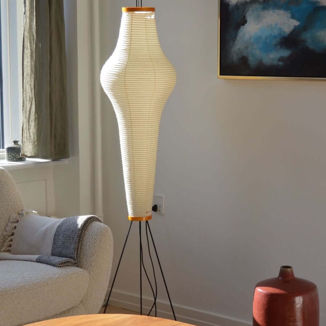 Stojací lampa AstraLume s rýžovým papírovým stínidlem a minimalistickým teplem