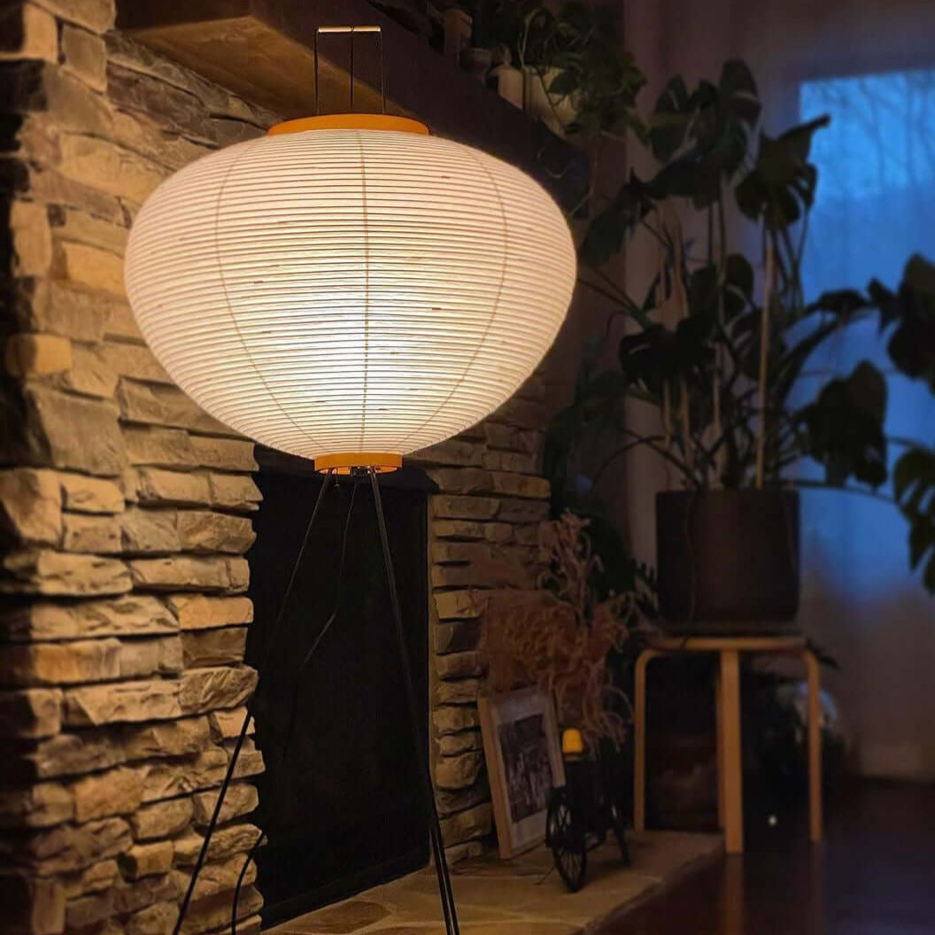 Stojací lampa AstraLume s rýžovým papírovým stínidlem a minimalistickým teplem