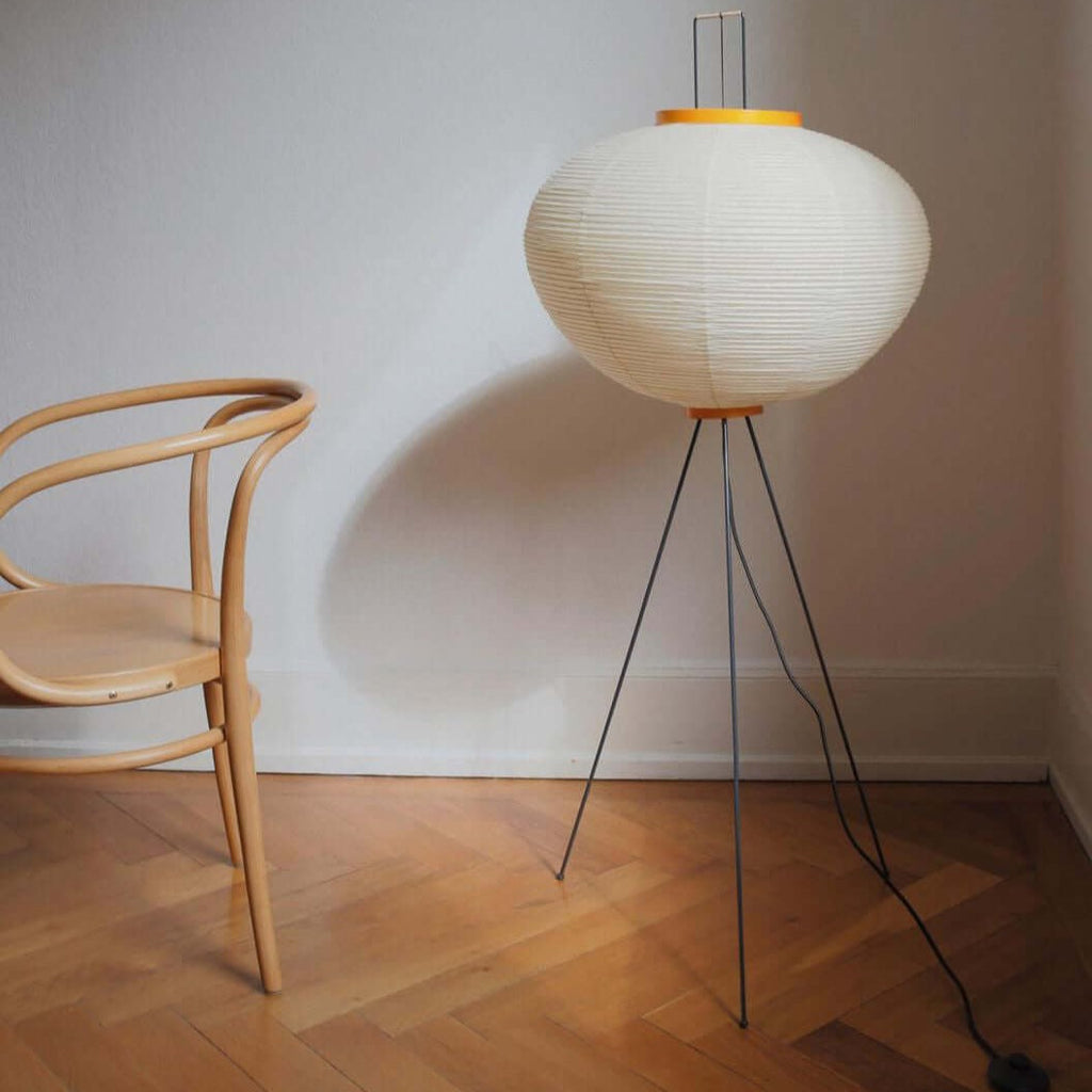 Stojací lampa AstraLume s rýžovým papírovým stínidlem a minimalistickým teplem