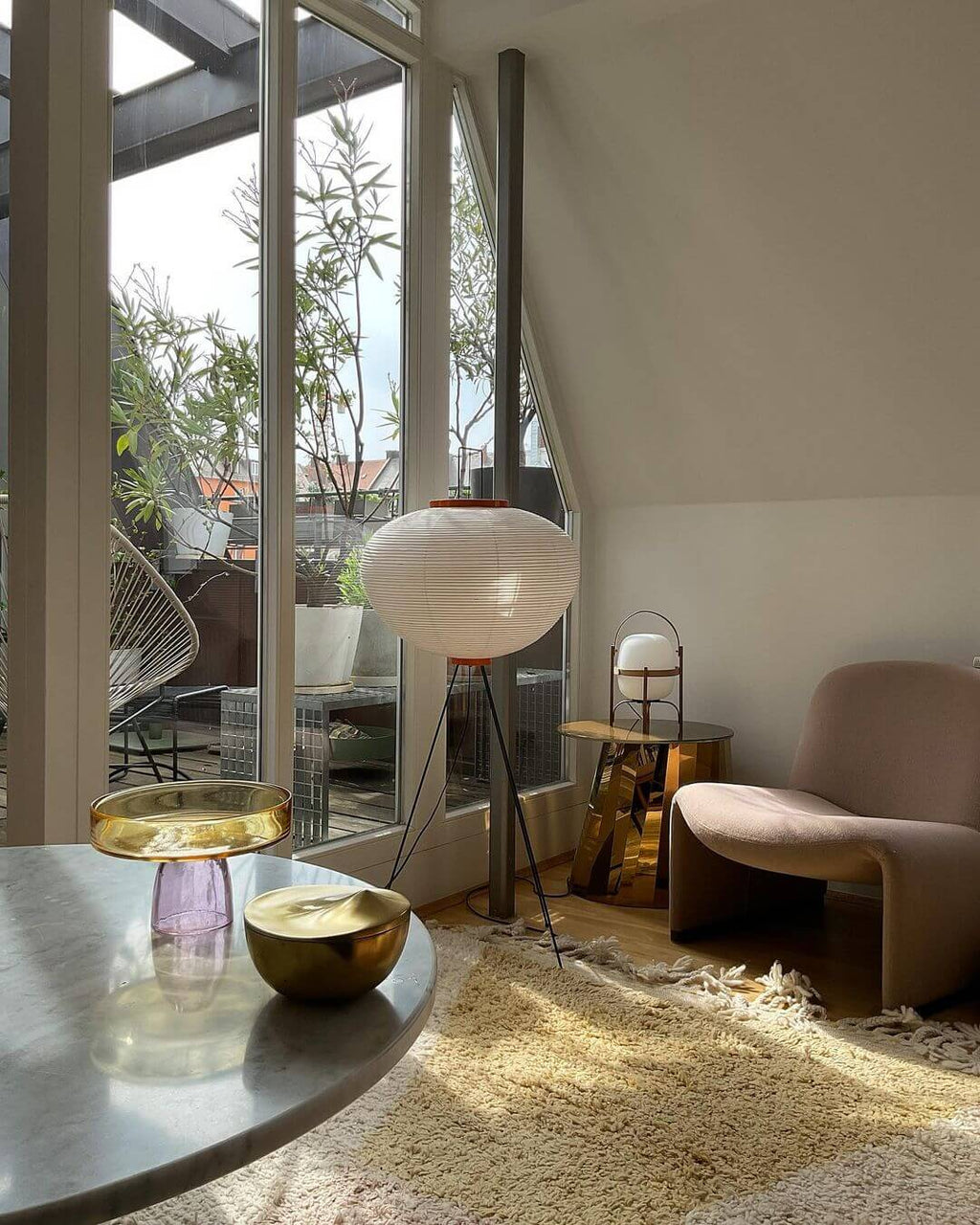 Stojací lampa AstraLume s rýžovým papírovým stínidlem a minimalistickým teplem