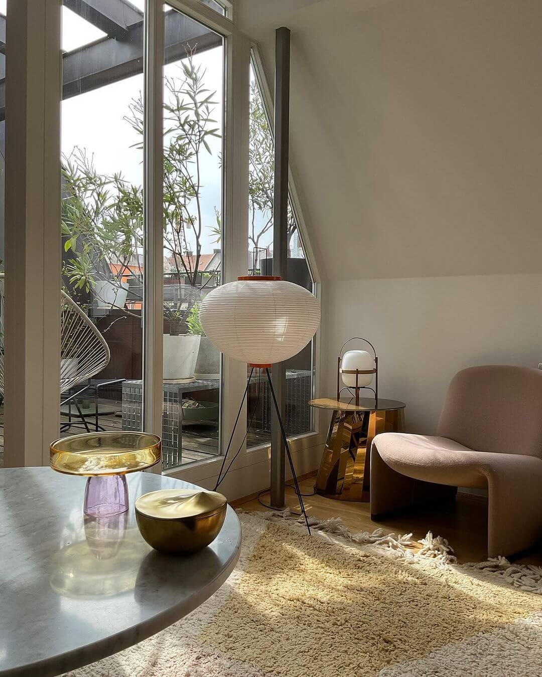 Stojací lampa AstraLume s rýžovým papírovým stínidlem a minimalistickým teplem