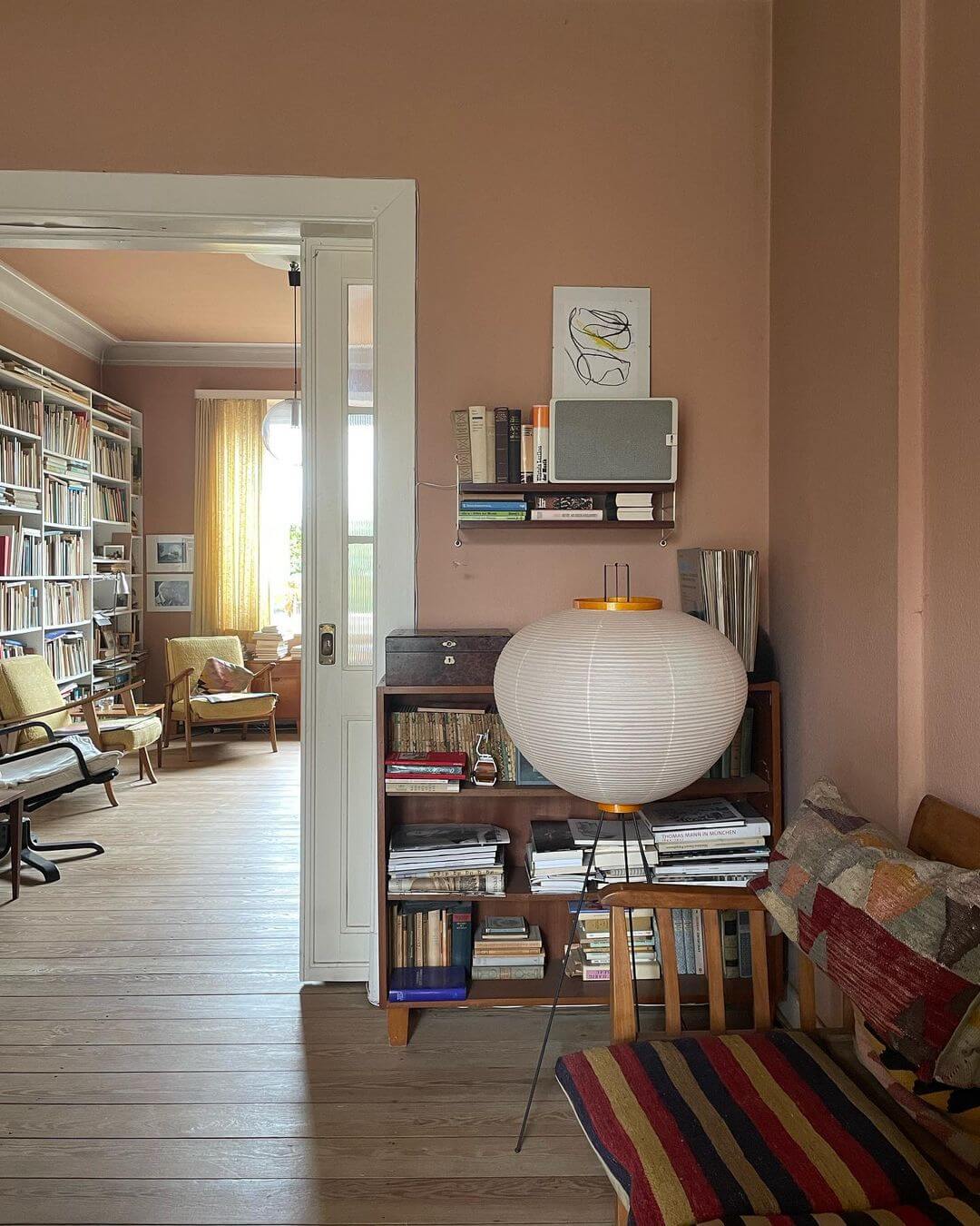 Stojací lampa AstraLume s rýžovým papírovým stínidlem a minimalistickým teplem