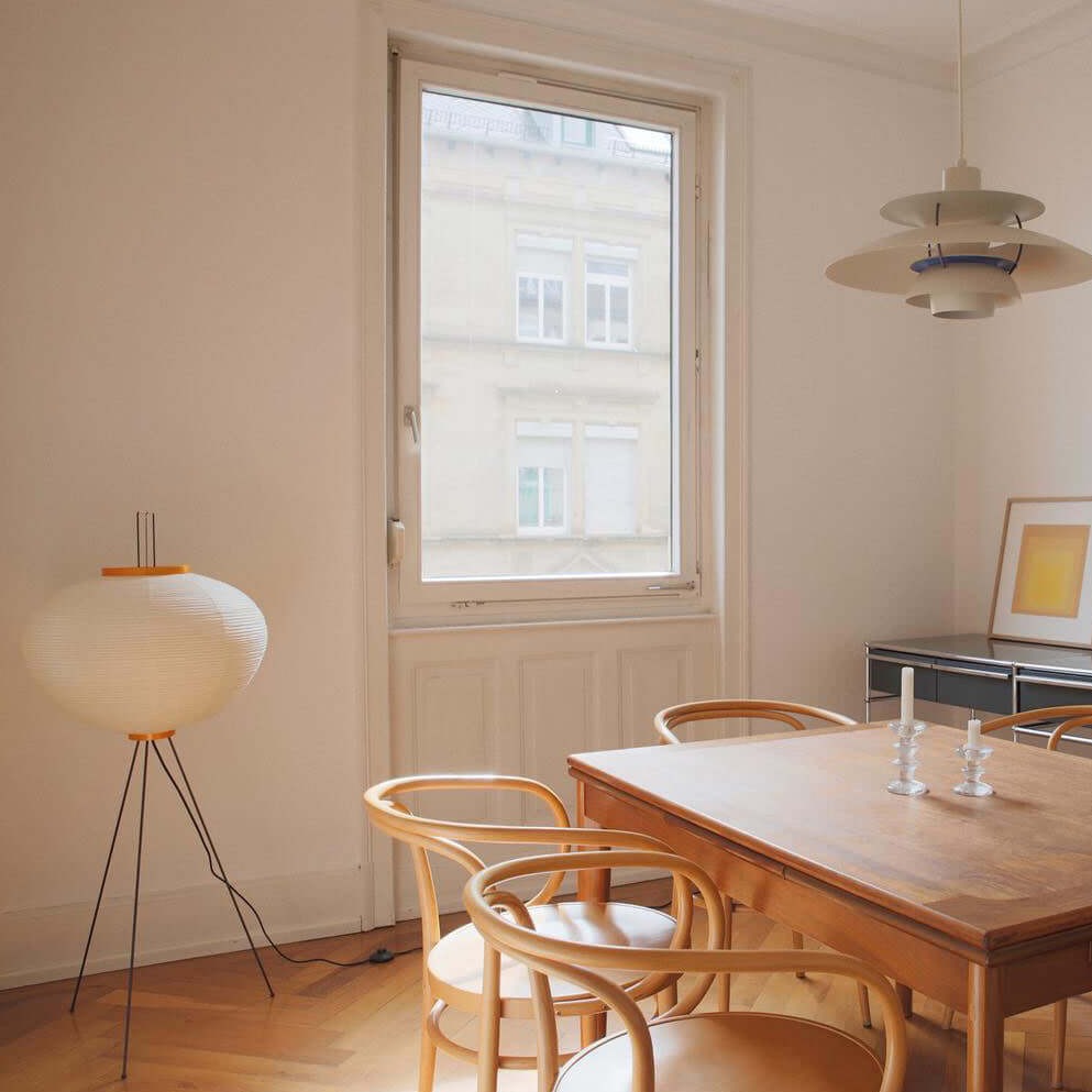 Stojací lampa AstraLume s rýžovým papírovým stínidlem a minimalistickým teplem