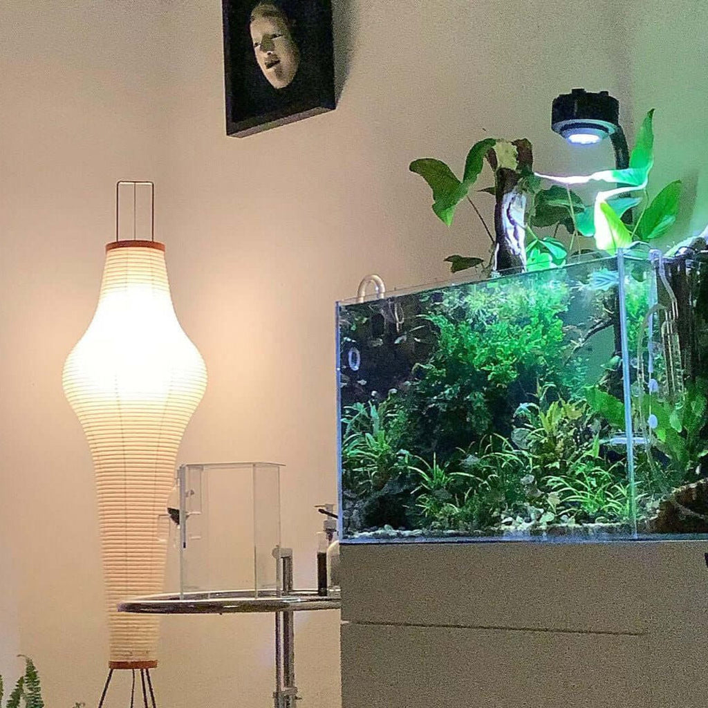 Stojací lampa AstraLume s rýžovým papírovým stínidlem a minimalistickým teplem