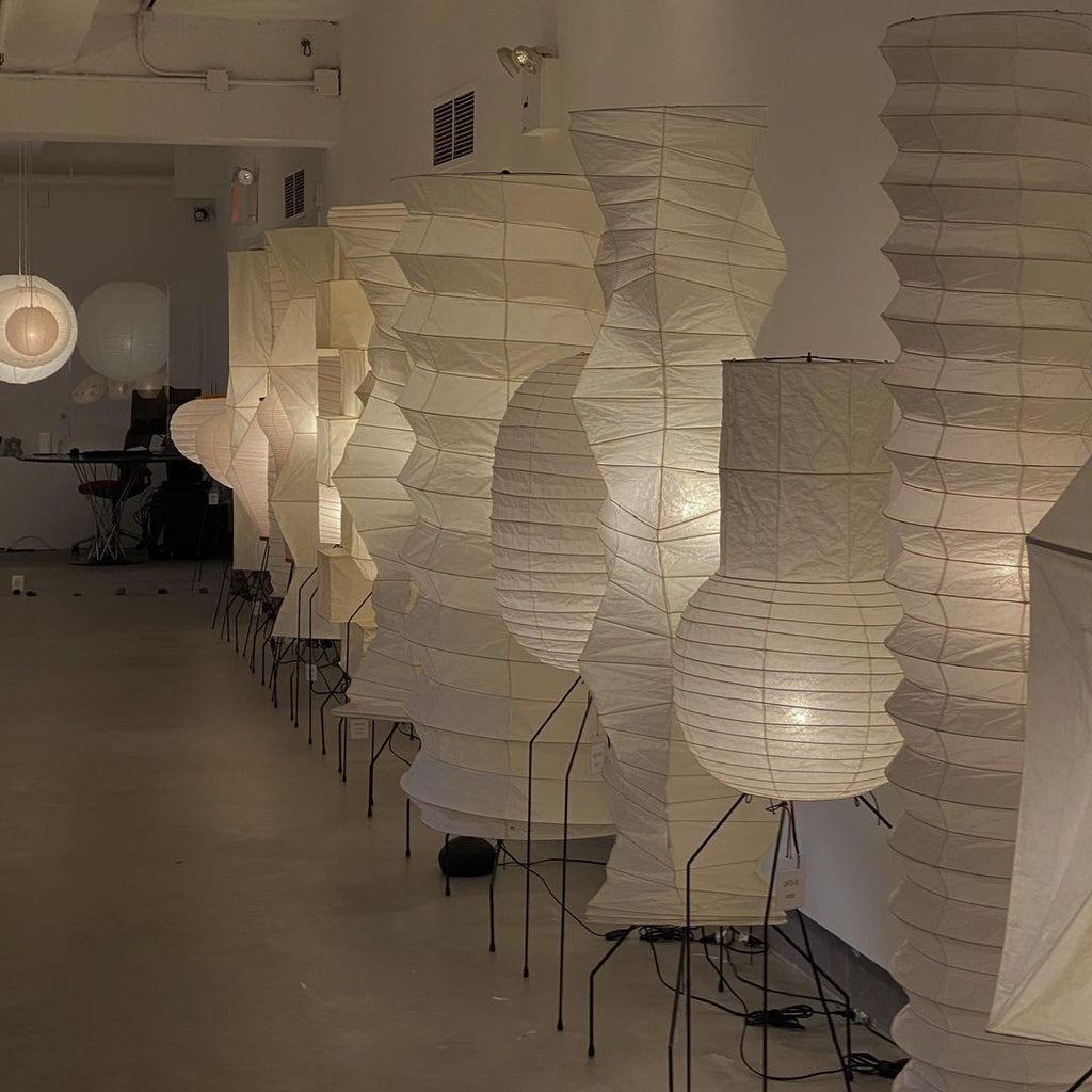 Stojací lampa AstraLume s rýžovým papírovým stínidlem a minimalistickým teplem